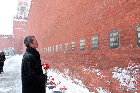 Мемориальные таблички в Кремлёвской стене, среди них Гагарин
