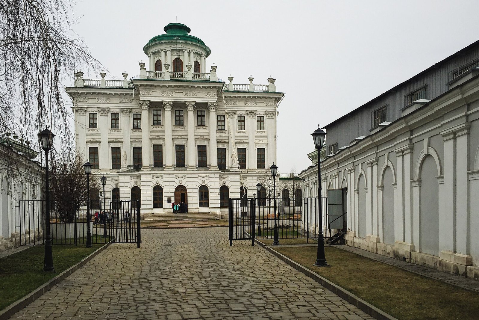 Парадный двор Дома Пашкова со стороны Староваганьковского переулка