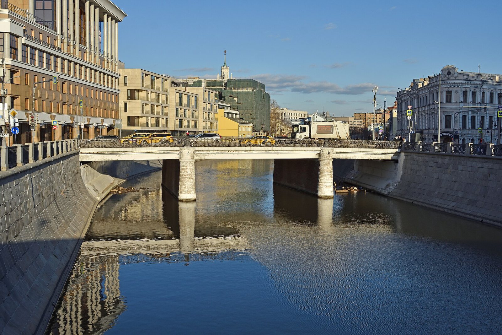 Чугунный мост через Водоотводный канал в начале Пятницкой улицы