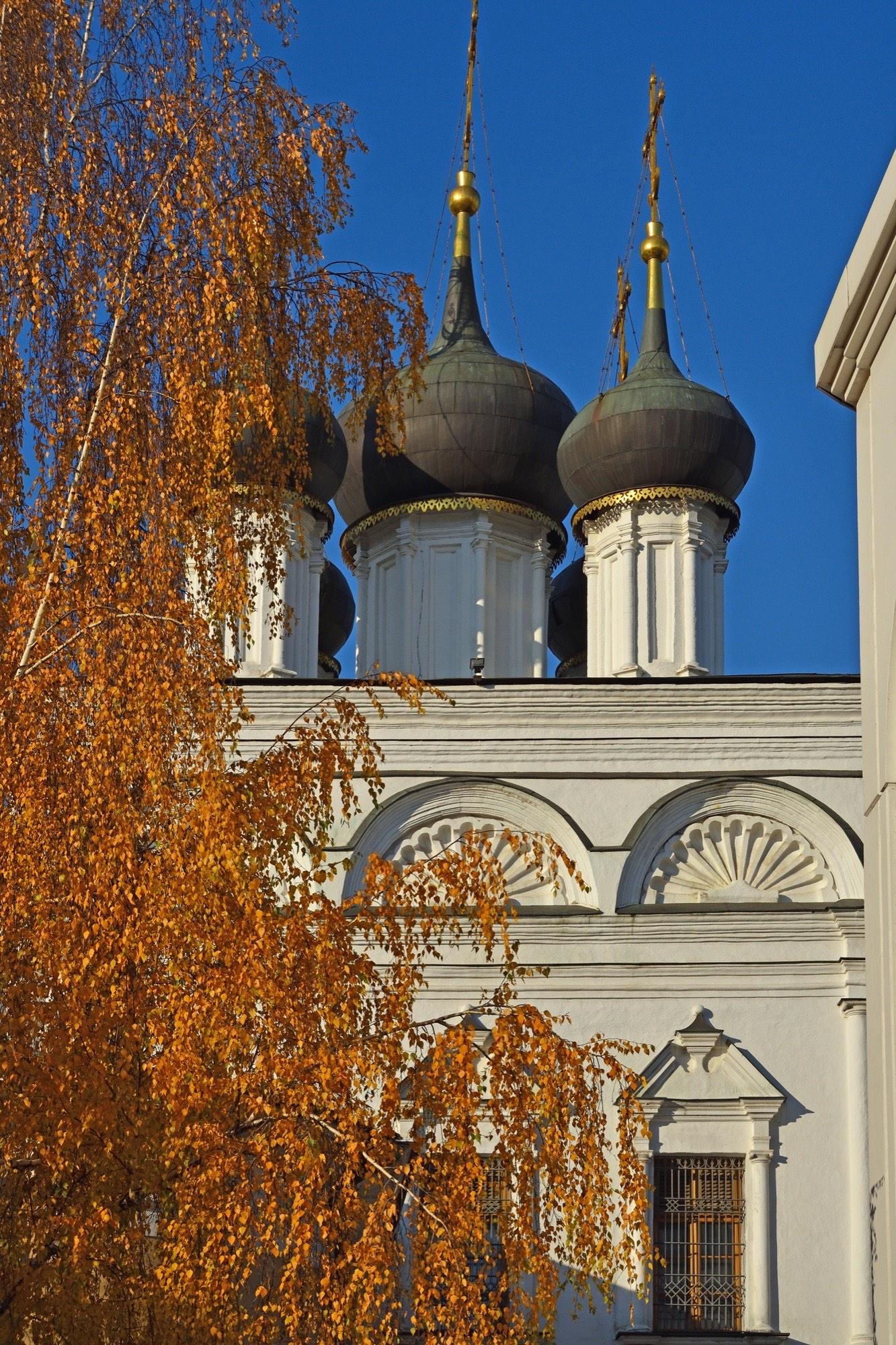 Храм Святителя Николая в Толмачах осенью