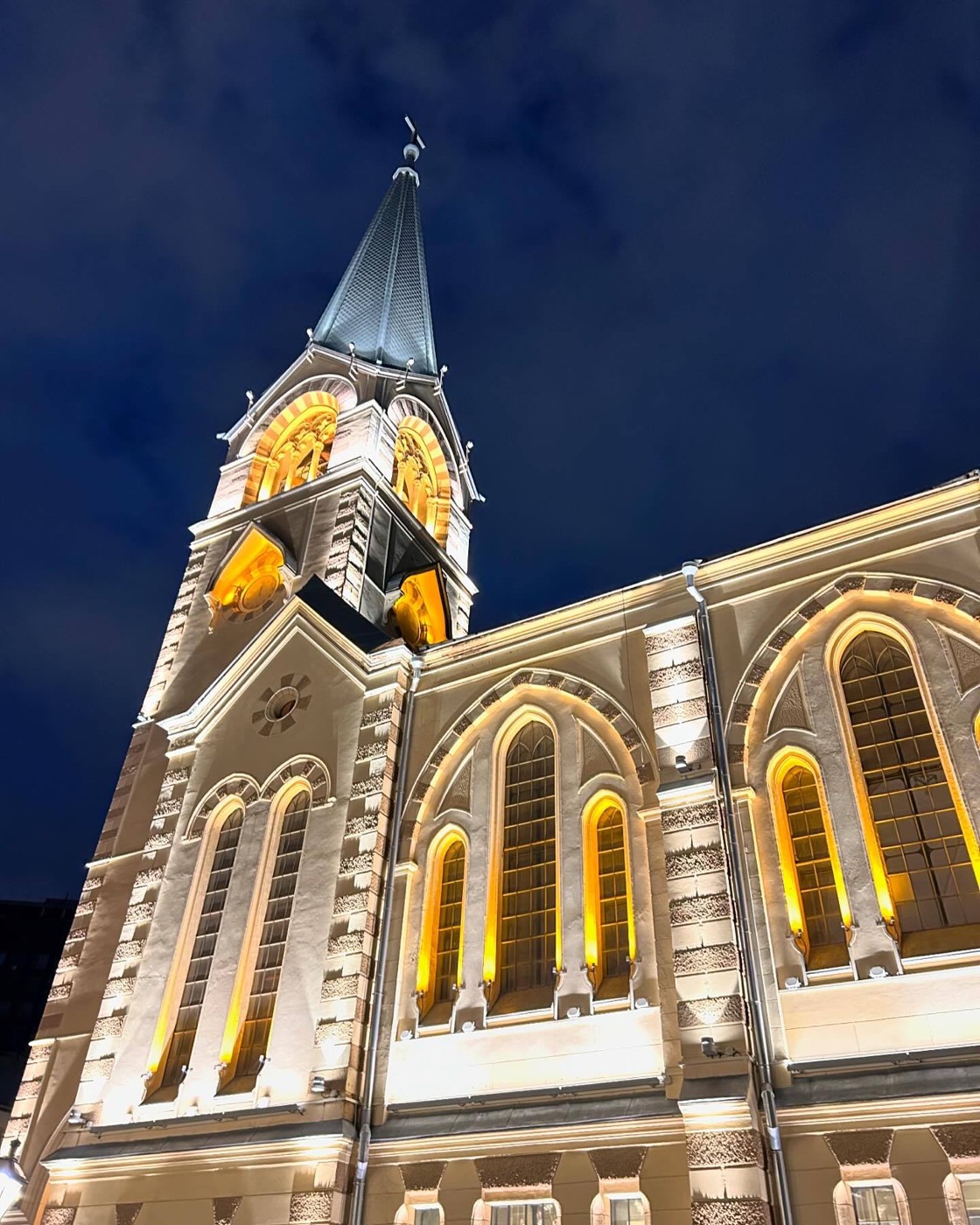 Кафедральный собор Святых Петра и Павла в Москве с вечерней подсветкой