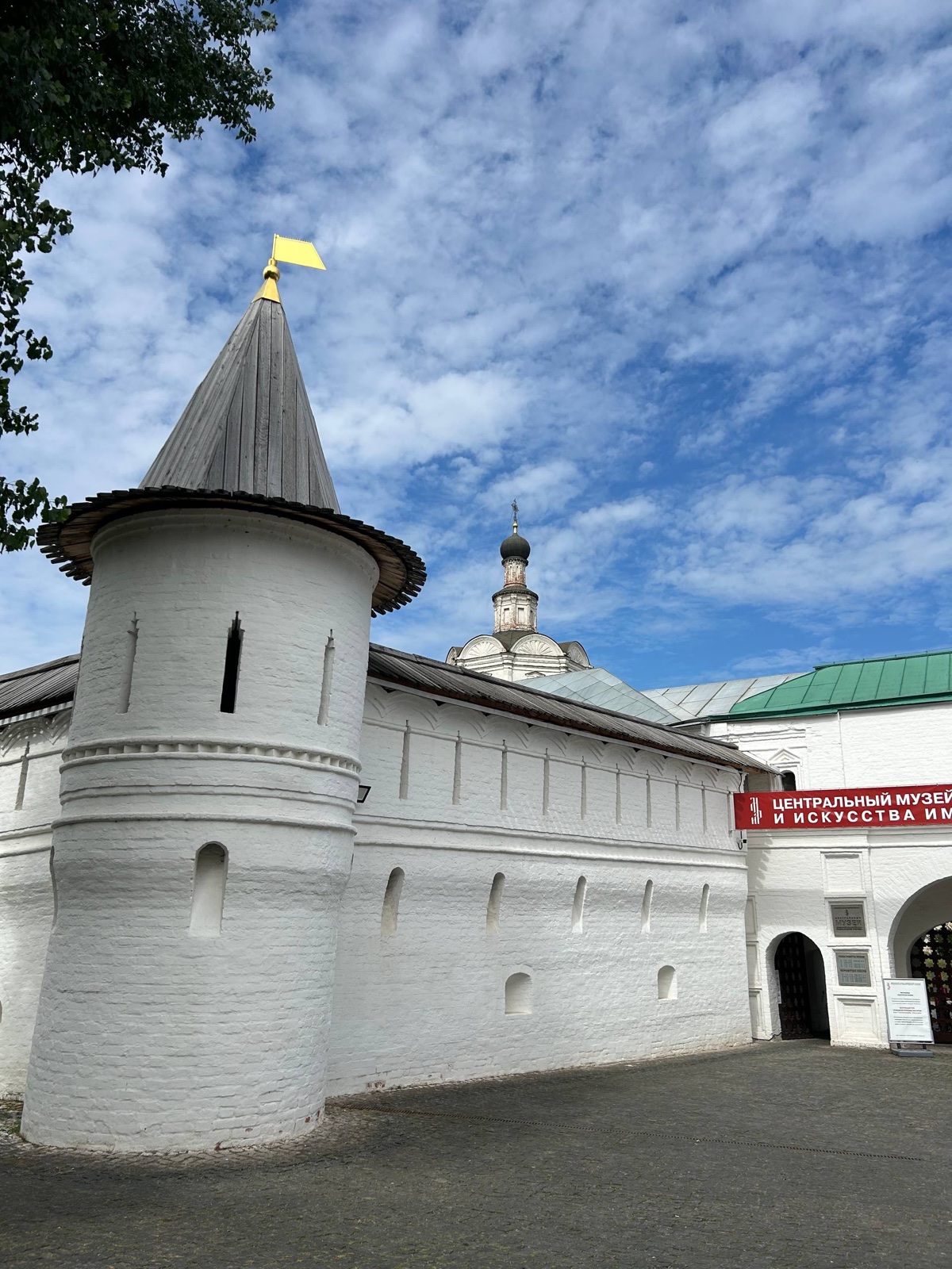 Белая крепостная башня с деревянным шатром у входа в Спасо-Андроников монастырь