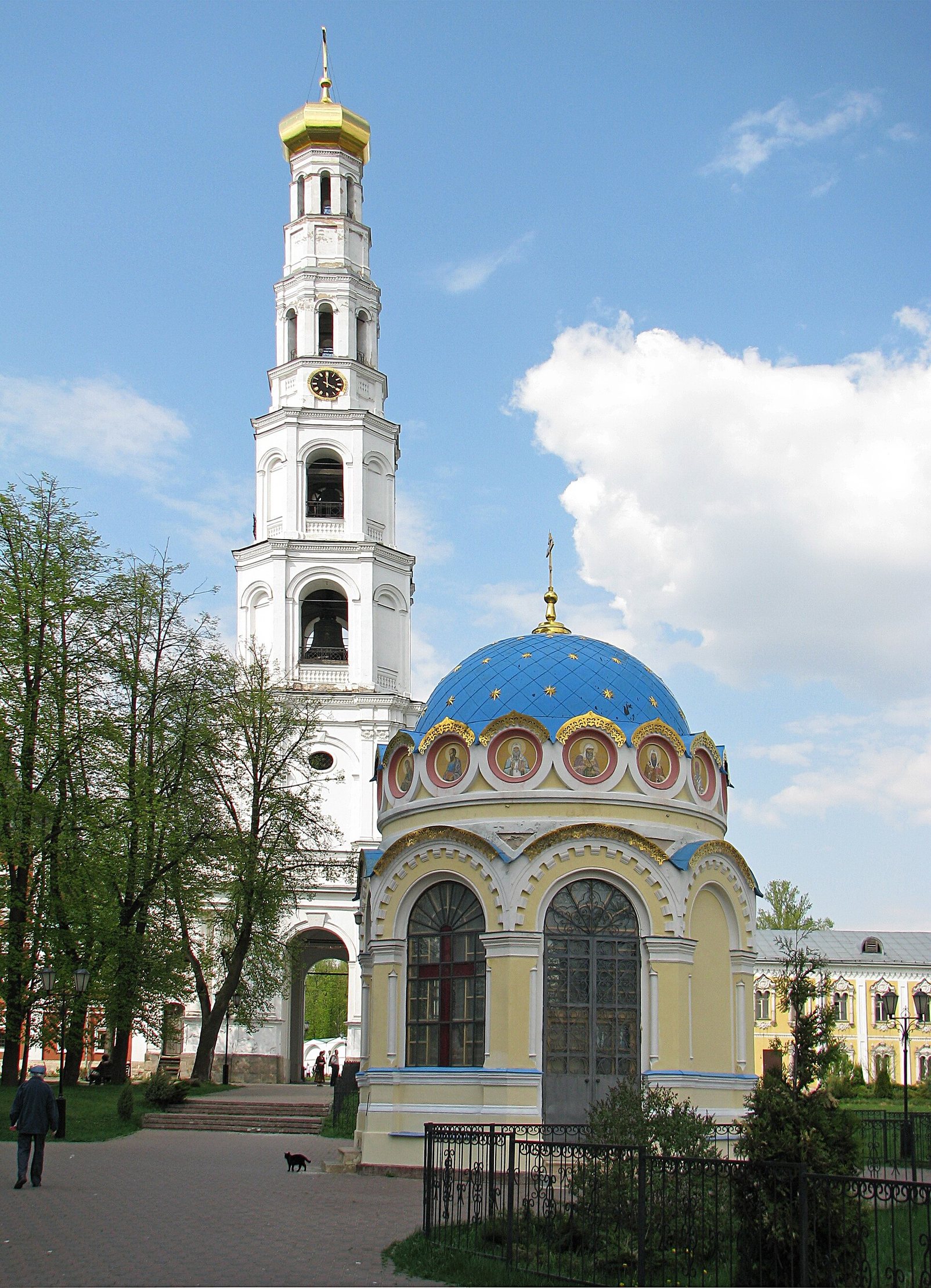 Часовня на месте явления иконы святителя Николая и колокольня