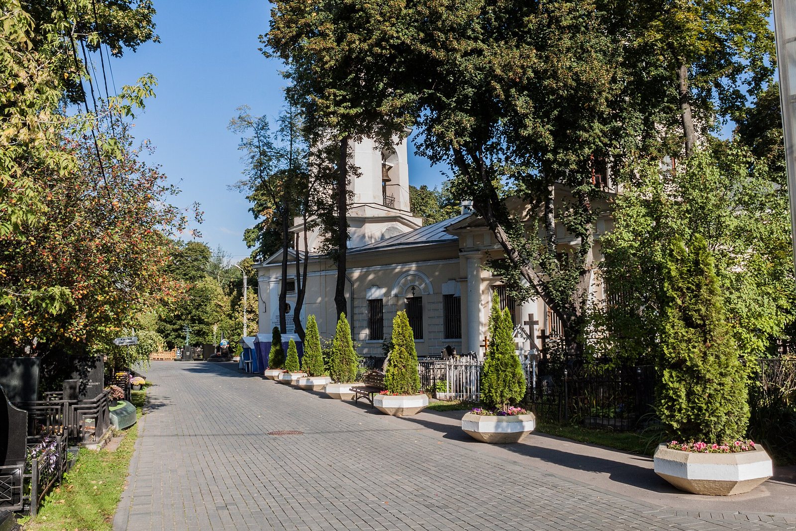 Ваганьковское кладбище: храм Воскресения Словущего и главная аллея