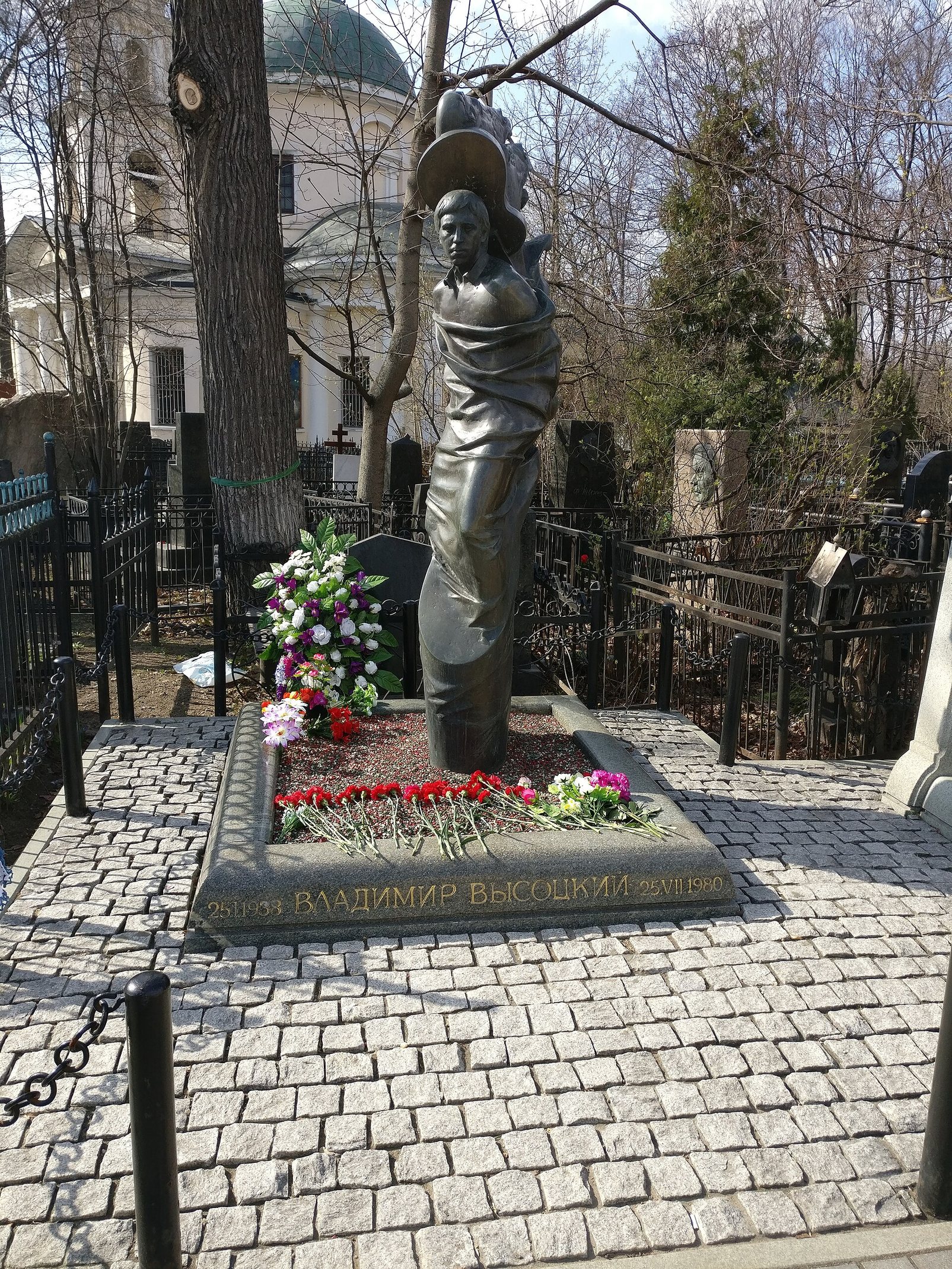 Памятник на могиле Владимира Высоцкого на Ваганьковском кладбище