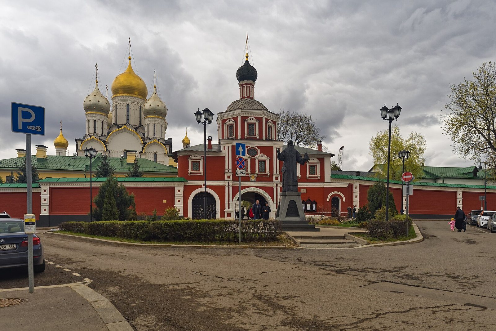 Надвратная церковь Спаса Нерукотворного и памятник митрополиту Алексию у входа в Зачатьевский монастырь