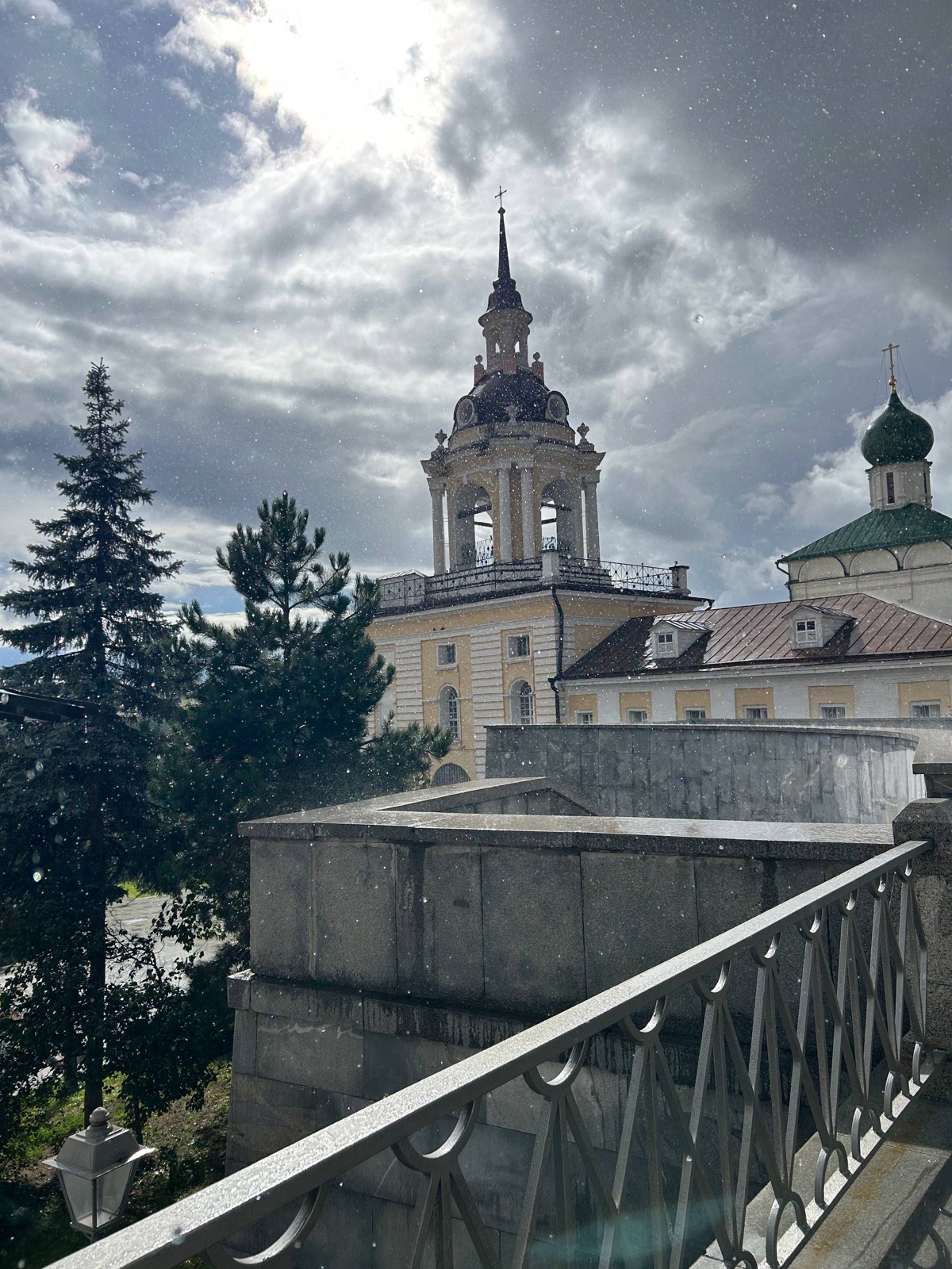 Колокольня Знаменского монастыря на Варварке, вид с террас парка «Зарядье» в дождь