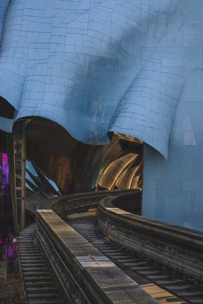 Identify the ten buildings with location, construction year, and architectural style