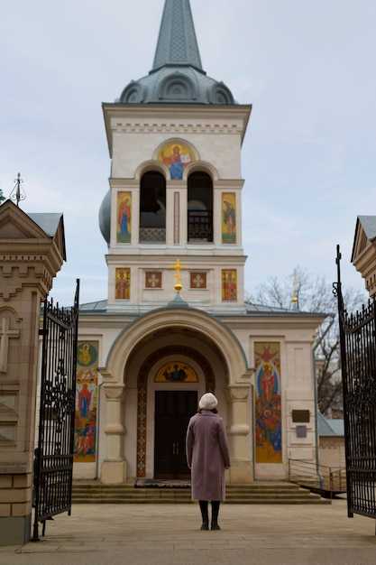 Monastic Architecture: Layouts, Cloisters, Bell Towers, and Refectories