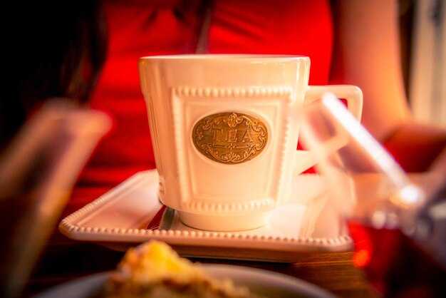 Quiet Corners and Cozy Nooks: Seasonal Decor for Long Chats