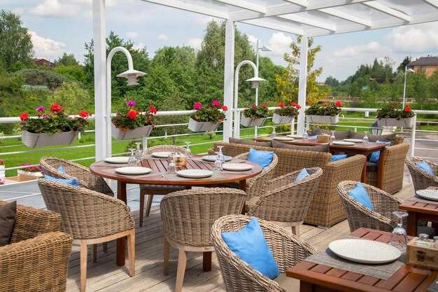 Signature Dishes and Drink Highlights for Outdoor Patios