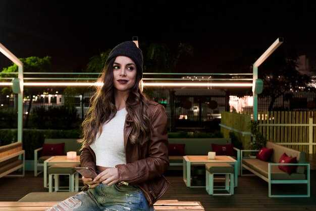 What Composition Tricks Highlight Varvarka’s Historic Facades and Details?