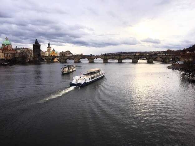 Family-friendly tips and safety on a morning boat tour