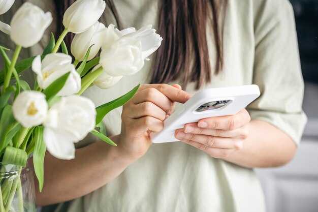 Bouquet customization, add-ons, and seasonal French rose varieties