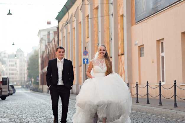 Choose the right ceremony space: halls, galleries, and flow