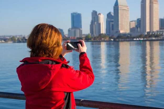 Nearby stops and photo spots: Snack options and the best angles for holiday snaps