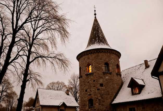 Gothic Windows: Tracery, Arches, and Stained Glass Clues