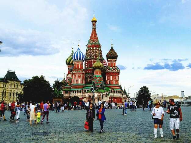 Nearby social spaces: cafes, benches and gathering points