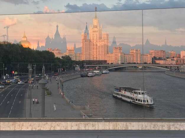 Zaryadye Park: Finding the Kremlin silhouette and Red Square framing