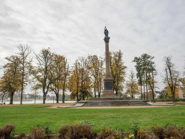 What are the must-see monuments and what do they symbolize?