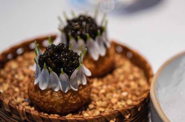 Which Moscow restaurants offer authentic caviar by the gram?